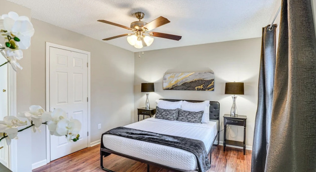 Mebane Home w/ Private Yard: Steps to Downtown!, Забронировать Дом для отпуска Мебан Северная Каролина