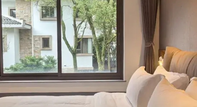 Кровать в общем номере с видом на сад Shanshui Villa Hotel