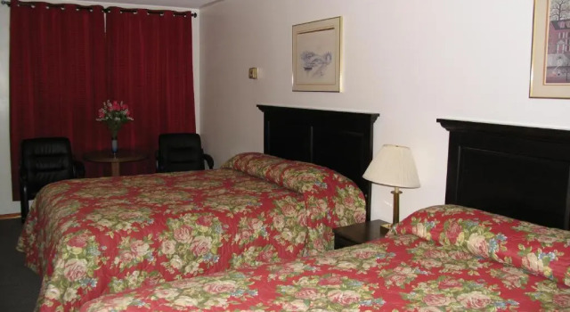 Четырёхместный номер Standard Seven Oakes Motel