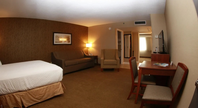 Люкс Standard с 2 комнатами с балконом Budget Host Inn & Suites