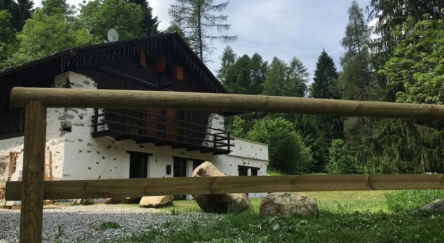 B&B La Locanda delle Pulci, Забронировать Отель «постель и завтрак» Медзана Валь-ди-Соле, рядом с Biancaneve