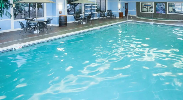 Кровать в общем номере Hampton Inn Coventry-Warwick Area
