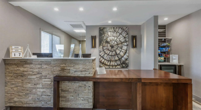 Windmill Suites Surprise - Phoenix, an Ascend Collection Hotel, Забронировать Отель Сюрпрайз Phoenix Metropolitan Area, рядом с Destiny Springs Healthcare