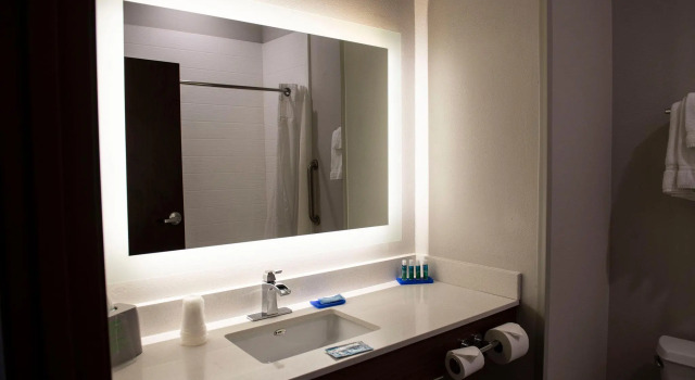 Четырёхместный номер Standard Holiday Inn Express Hotel & Suites Sedalia by IHG