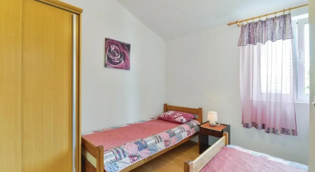 Nice Home in Kustici With Wifi and 2 Bedrooms, Boek Hotel Kustici Pag