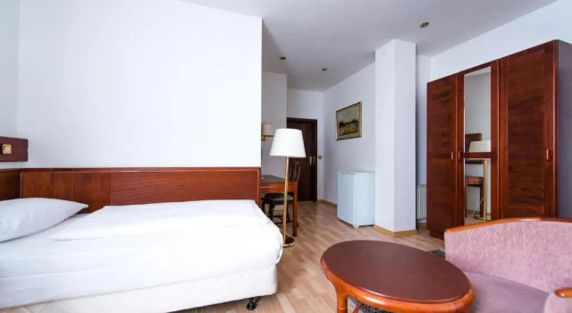 Трёхместный номер Standard Löwen Hotel