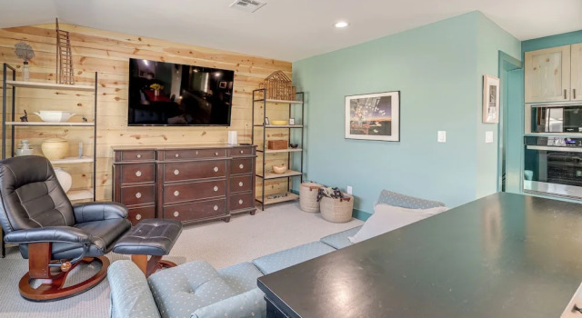 1 Mi to Campus: Modern Tulsa Home w/ Private Yard, Book Feriehus Sommerhuse i Tulsa, Hytte