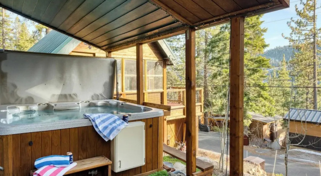 Коттедж Denton by Avantstay Hot Tub, Deck w/ Fire Pit Near Skiing & Lake!