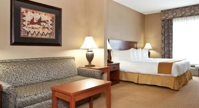 Люкс Days Inn & Suites by Wyndham Strathmore