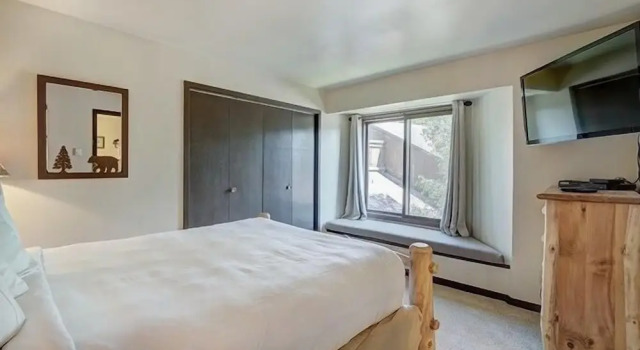 Номер Standard Updated 2Br Plus Loft Condo on Shuttle Route! Sleeps 8 & Kids Ski Free by RedAwning