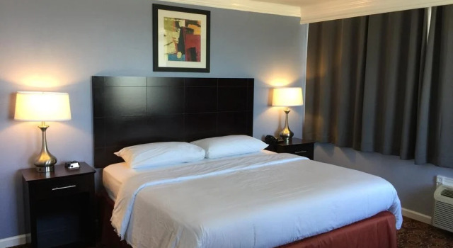 AMCO Hotel and Suites Austin, Забронировать Отель Отели Остина с парковкой, рядом с Saint Edwards University Baseball Field, Парковка