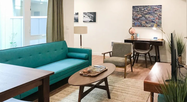 New Listing! Chic Capitol Hill W/ Courtyards 1 Bedroom Condo, Забронировать Апартаменты/квартира Отели Сиэтла с парковкой, рядом с Kaiser Permanente Capitol Hill Campus, Парковка