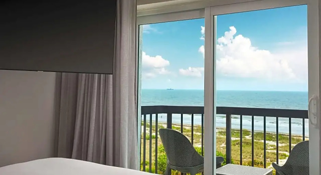 Двухместный люкс с 2 комнатами с балконом и oceanfront Hilton Garden Inn Cocoa Beach Oceanfront