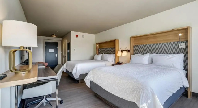 Четырёхместный номер Standard Holiday Inn Gatineau - Ottawa by IHG