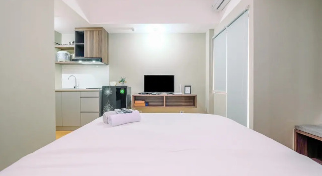 Comfortable Pool View Studio Room at LRT City Jatibening Apartment