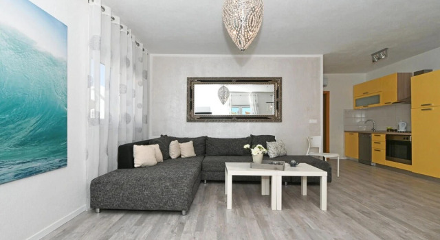 Stunning Apartment in Okrug Gornji With Wifi and 2 Bedrooms