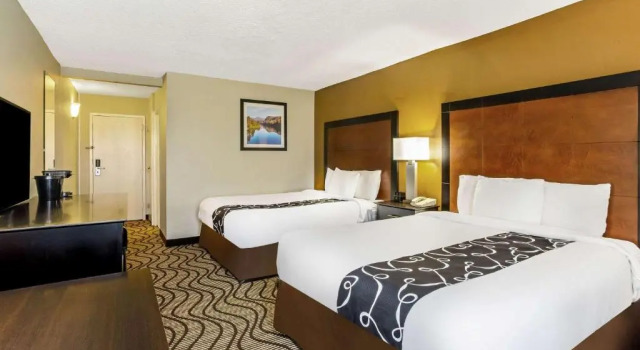 Четырёхместный номер Standard Garner Hotel Wytheville East by IHG