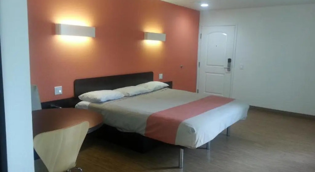 Номер Deluxe Motel 6 Bell Gardens, CA - Los Angeles