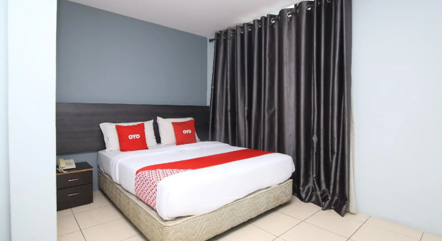 Трёхместный люкс OYO 90136 Jumbo Inn