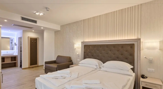 Трёхместный номер Comfort с балконом и с видом на озеро Holiday Apartments Bellariva