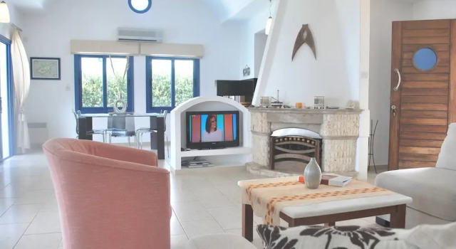 Sea Front Villa With Private Heated Pool, Quiet Area Paphos 322, Rezerwuj Willa Kisonerga Pafos, w pobliżu Kotsias Beach