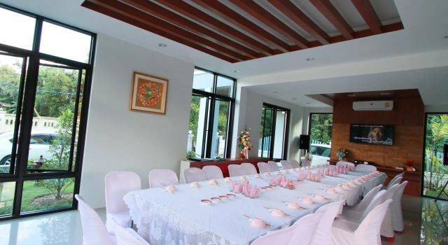 Phakawan Hotel, Varaa Hotelli Hotellit North-Eastern Thailand pysäköinnillä, Pysäköinti