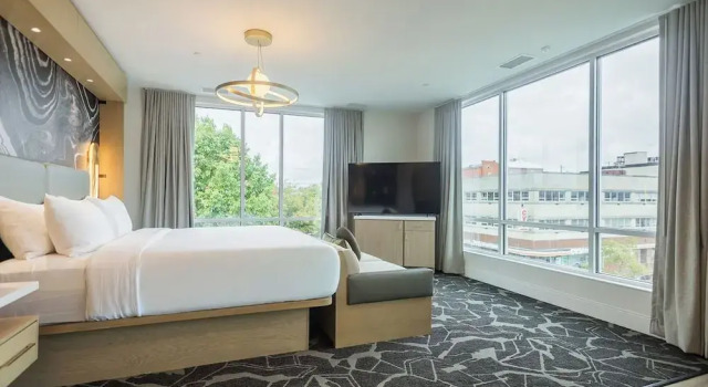 POSH on Kirkwood, A Boutique Hotel, Забронировать Бутик-отель Отели Блумингтон с завтраком, рядом с Cook Family Health Center, Завтраки
