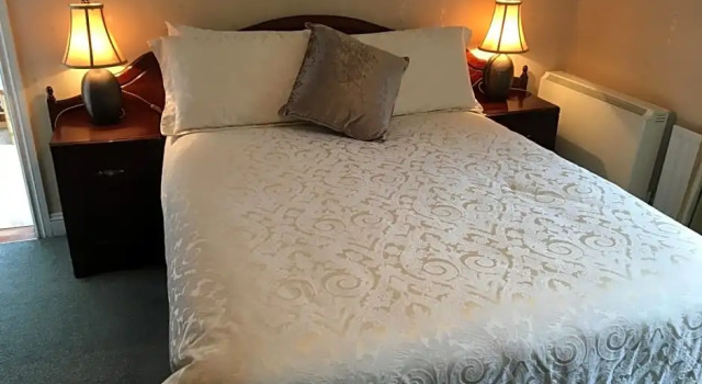 Keeraun Hill, Reservar Hotel  