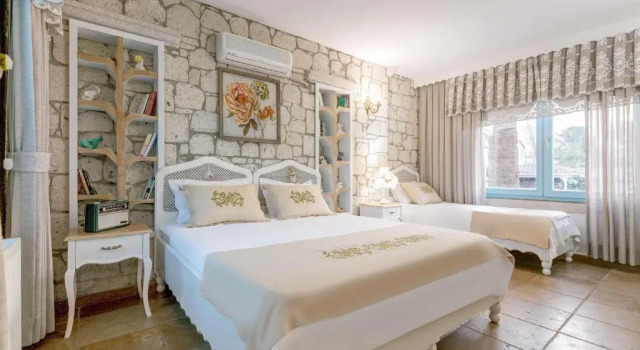 Трёхместный номер Standard с видом на бассейн Villa Fora Hotel