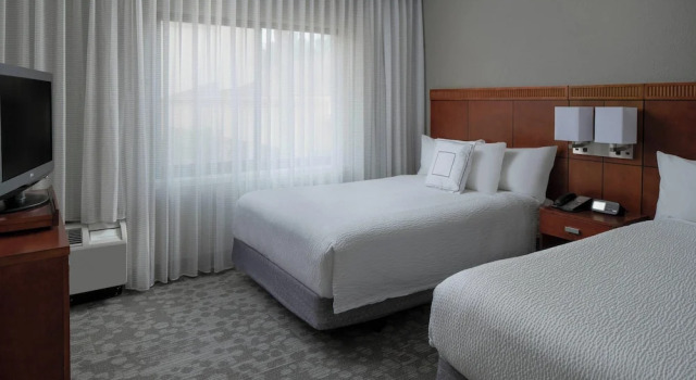 Люкс c 1 комнатой с балконом Courtyard by Marriott Jacksonville at the Mayo Clinic Campus/Beaches