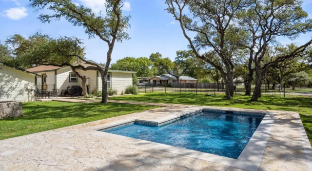 Upscale Home With Pool and Firepit - Close to Mercer St!, Забронировать Дом для отпуска Коттеджи Дрипинг-Спрингса, Коттедж