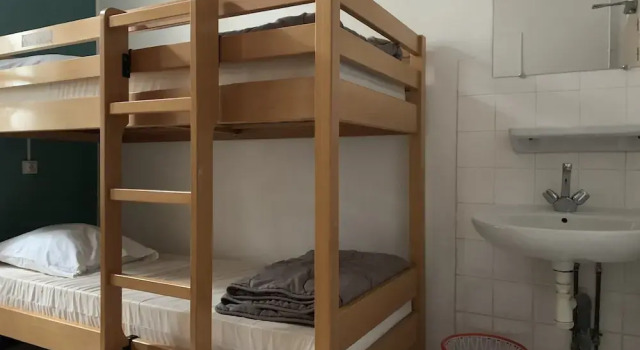 Кровать в общем номере (женский номер) Auberge de Jeunesse HI Arles