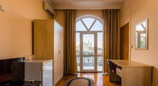 Red Roof Hotel, Prenota Hotel Sabayil Baku, vicino a Piazza della Bandiera Statale