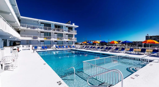 Четырёхместный номер Standard с видом на закат Crusader Oceanfront Resort