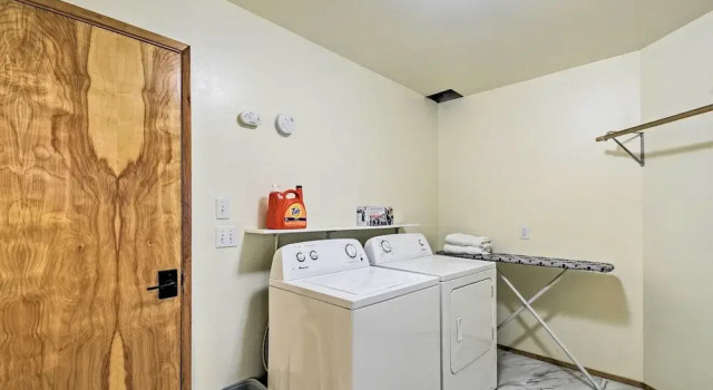 Коттедж с 3 комнатами с балконом Unique Port Ludlow Home w/ 3 Decks & Hot Tub!
