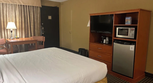 Двухместный номер Standard с балконом и с видом на бассейн Seven Oaks Hotel Regina, SureStay Collection by Best Western