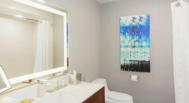 Четырёхместный номер Standard с балконом и с видом на бассейн DoubleTree by Hilton Bakersfield