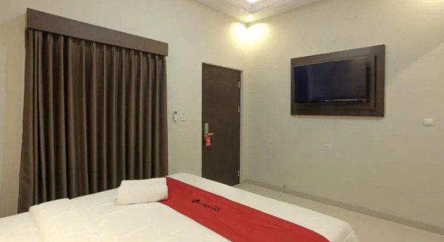 Standaard Tweepersoonskamer RedDoorz Plus near Solo Paragon Mall