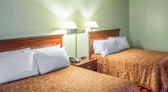 Четырёхместный номер Standard Rodeway Inn Lakeville - Finger Lakes Area