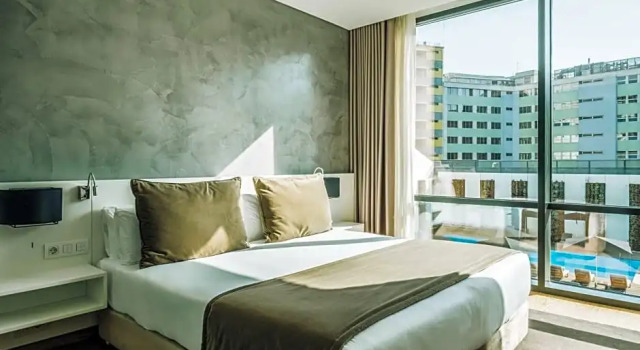 Номер Standard с видом на бассейн Iberostar Selection Lisboa