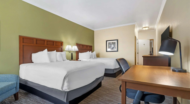 Четырёхместный номер Standard Best Western Hebbronville Inn