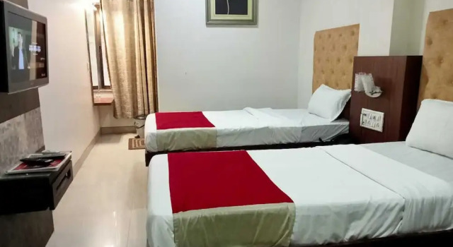 Hotel Ranjeet - Akola, Varaa Hotelli Hotellit New Delhi uima-altaalla, Uima-allas