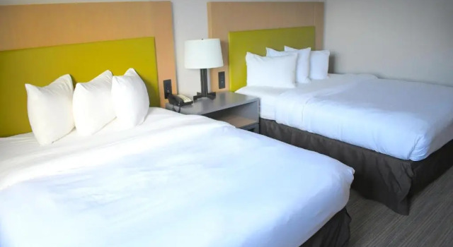 Четырёхместный номер Standard с балконом Country Inn & Suites by Radisson, Jonesborough-Johnson City West, TN