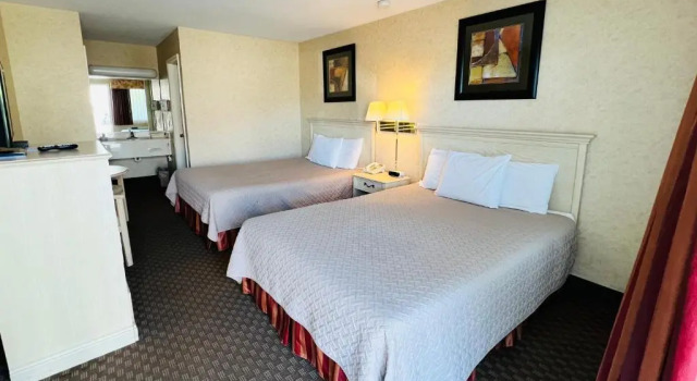 Четырёхместный номер Standard Court Plaza Inn & Suites of Mackinaw