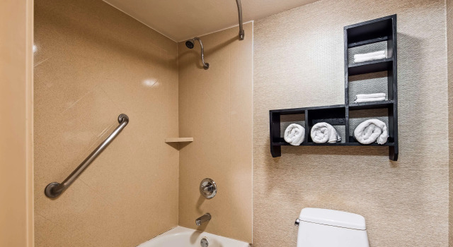 Четырёхместный номер Standard Best Western Brentwood Inn
