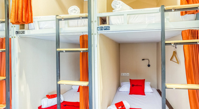Кровать в общем номере (женский номер) RedDoorz Hostel near Tugu Train Station