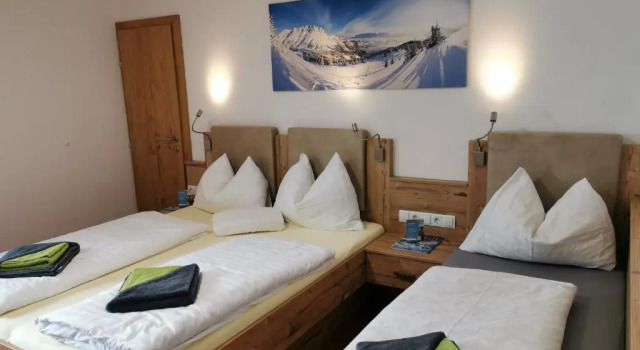Четырёхместный номер Standard с балконом и с видом на горы modern&renovated - Hotelpension Oberauer Wagrain