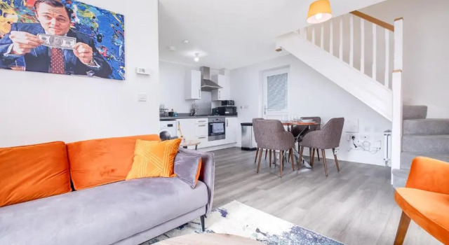 Luxury City Centre Stylish 2 Bed House ☆ FREE DRIVEWAY PARKING → With 55 Inch Smart TV, FREE NETFLIX & WIFI ✘ Comfy Seating Area - BY MAEVELA®