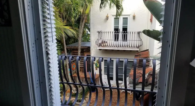 Апартаменты Downtown Whimsical Paradise Pool, Tiki Bar, 2 blocks to Atlantic Ave Delray