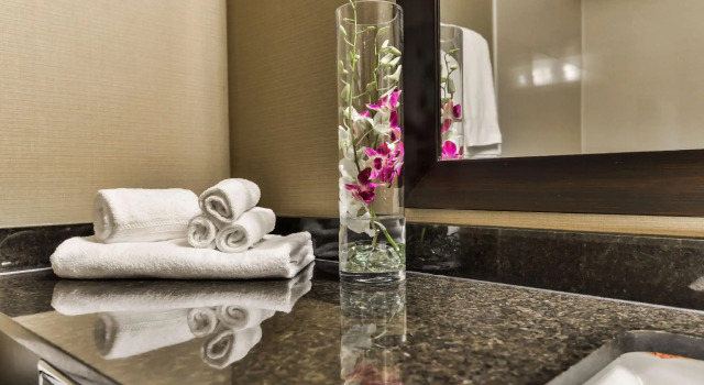 Четырёхместный номер Standard с балконом Best Western Plus Leamington Hotel & Conference Centre